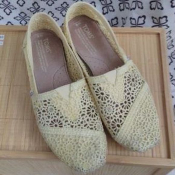 Toms Ladies Crochet Lace Slip-On Size 6 - Picture 3 of 8